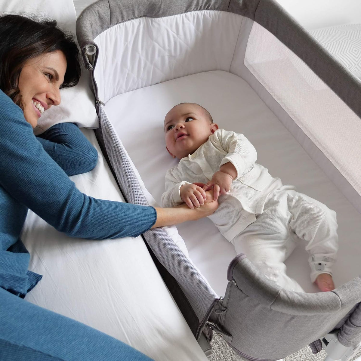 4in1 Bedside Bassinet with Diaper Caddy, 5 Sheets, Mobile and 4 Spinner Wheels E94056