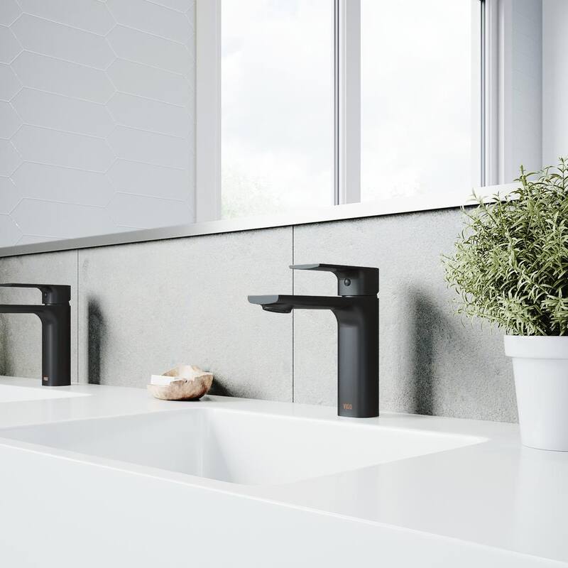 Single Handle Bathroom Faucet in Matte Black A894482