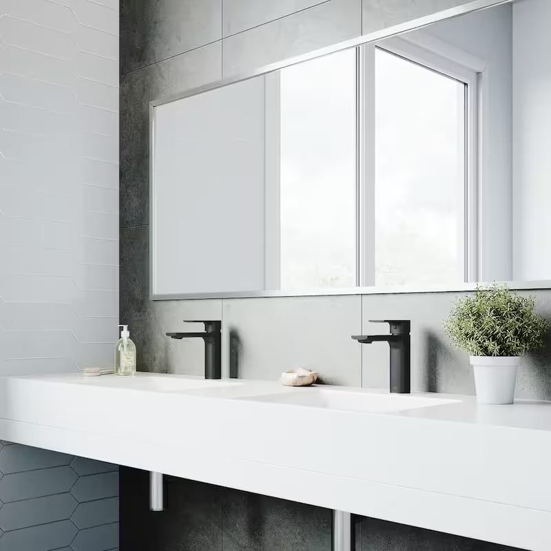 Single Handle Bathroom Faucet in Matte Black A894482